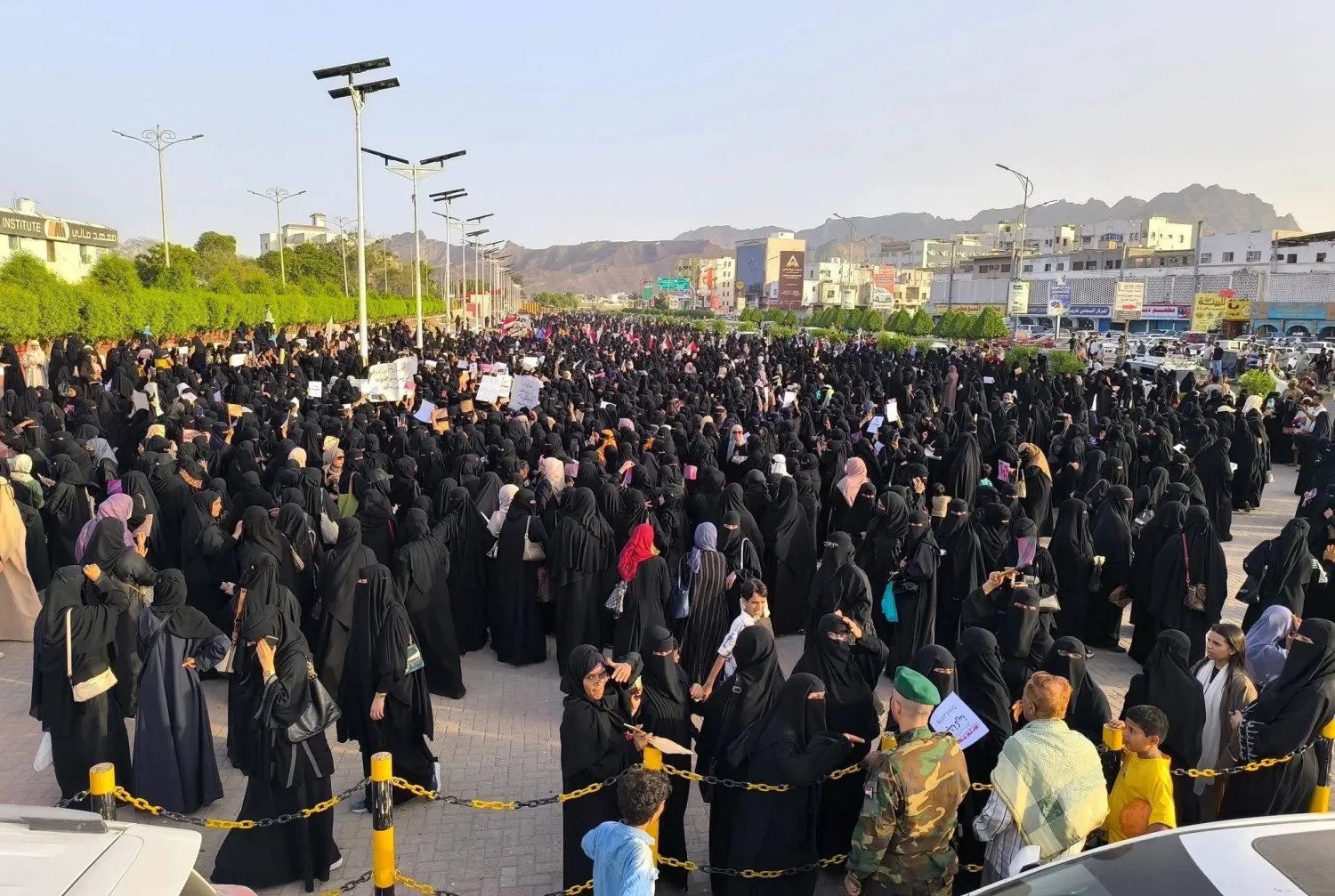 صوت النساء في زمن الحرب.. التظاهرات النسوية في عدن وتعز تتحدى القمع وتطالب بالحقوق