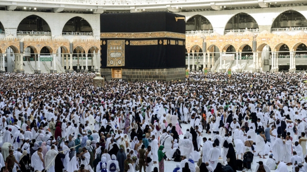 آلاف  يؤدون شعائر الحج في مكة المكرمة 