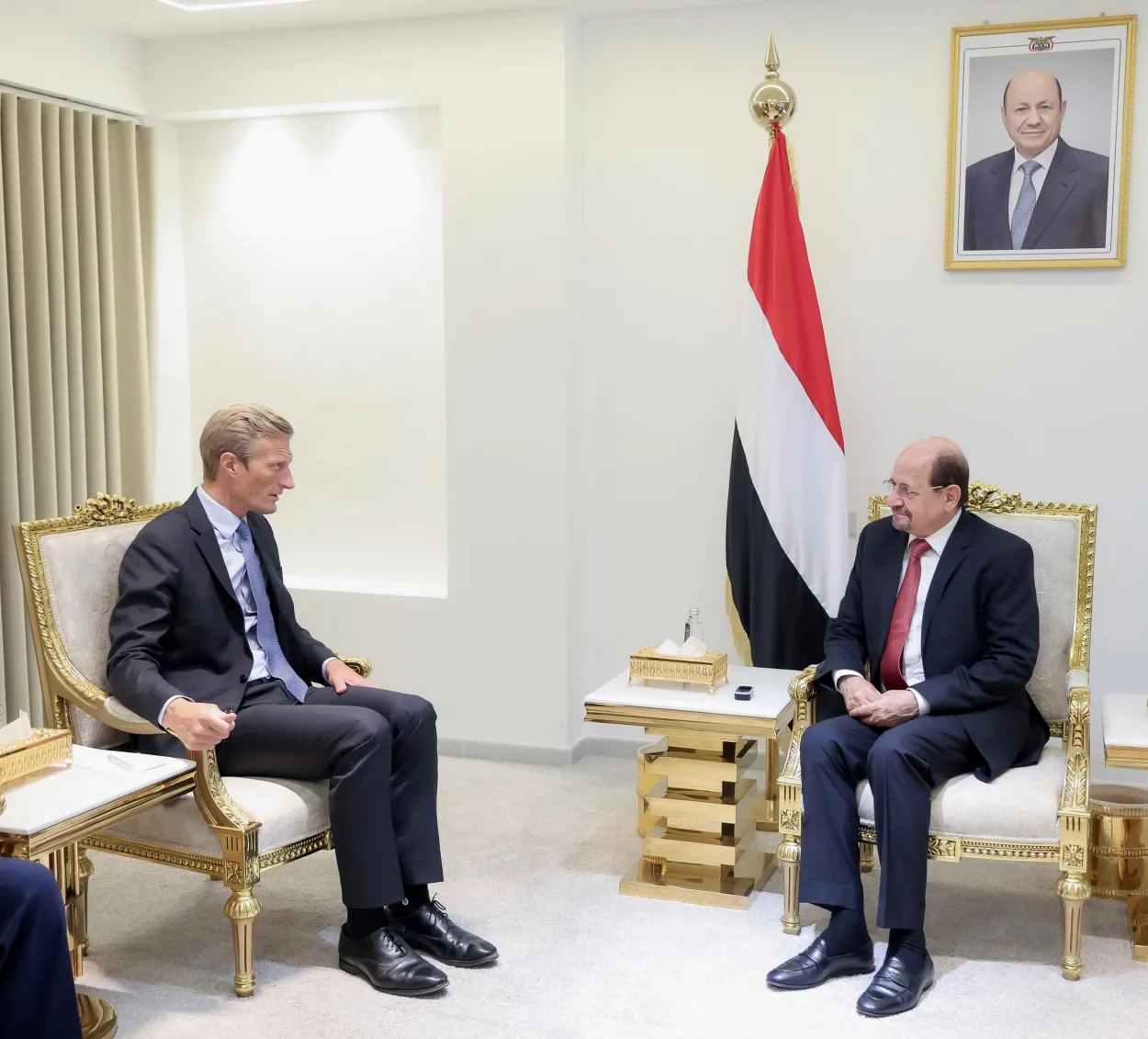 الزنداني يبحث مع برنامج الأغذية العالمي تداعيات الحوثيين على الأمن الغذائي والملاحة