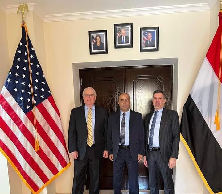 المبعوث الأمريكي يبحث مع وزير المالية الأوضاع الاقتصادية باليمن 