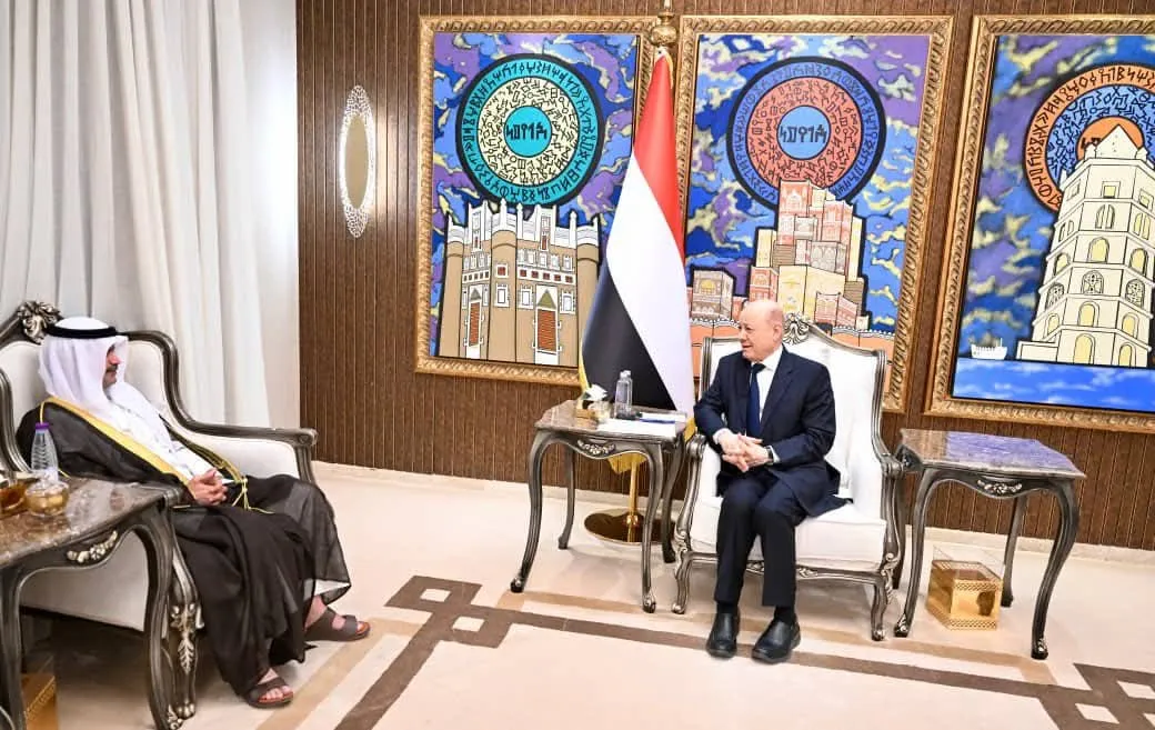 العليمي يؤكد متانة العلاقات مع الكويت ويثمّن دعمها لليمن