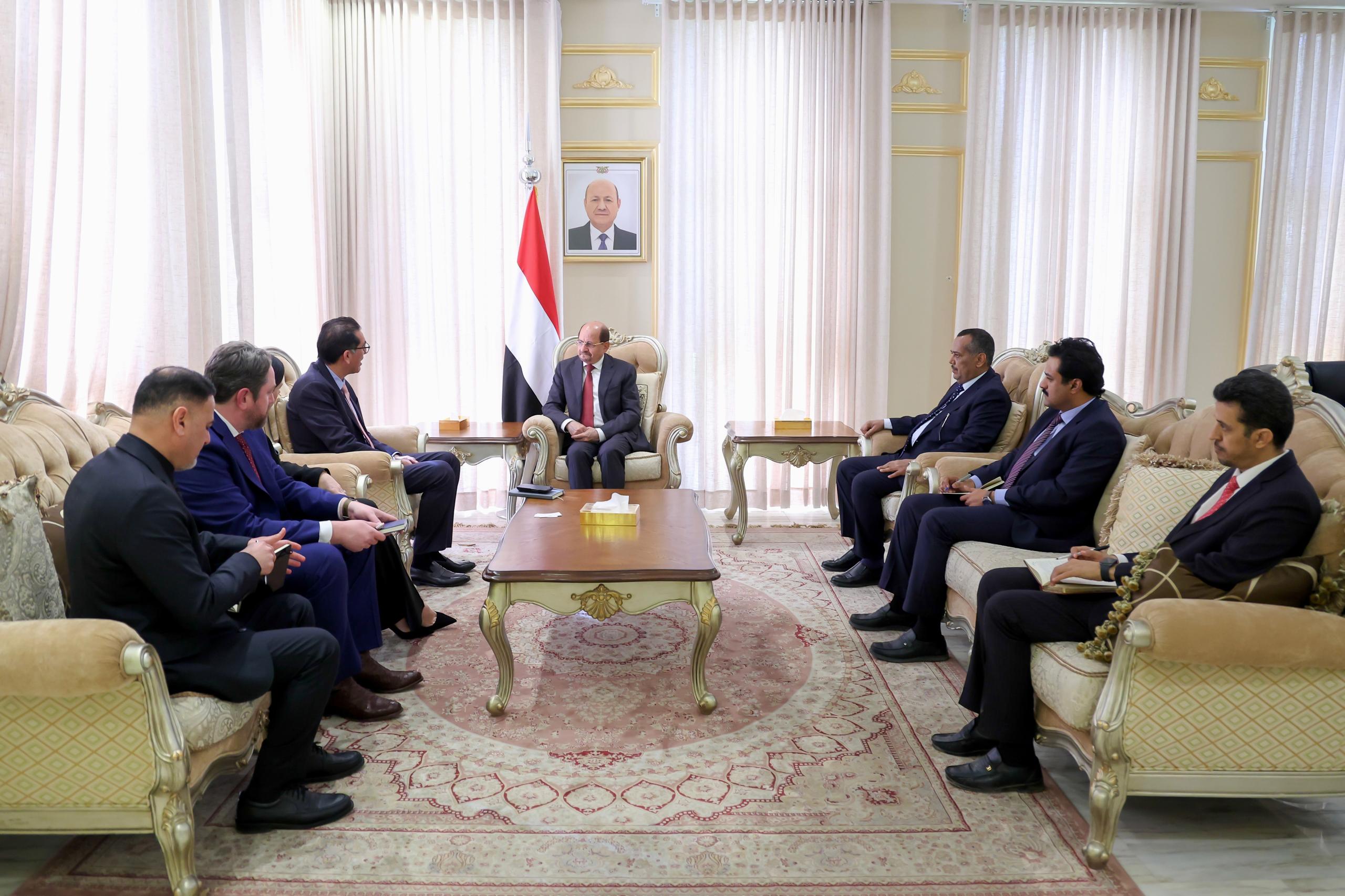 رئيس الوزراء يبحث مع برنامج الأمم المتحدة الإنمائي إعادة صياغة الشراكة ويدعو لتعزيز الاستثمار النفطي