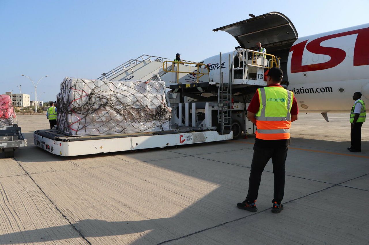 وصول طائرة شحن إلى عدن تحمل2.7 مليون جرعة لقاح