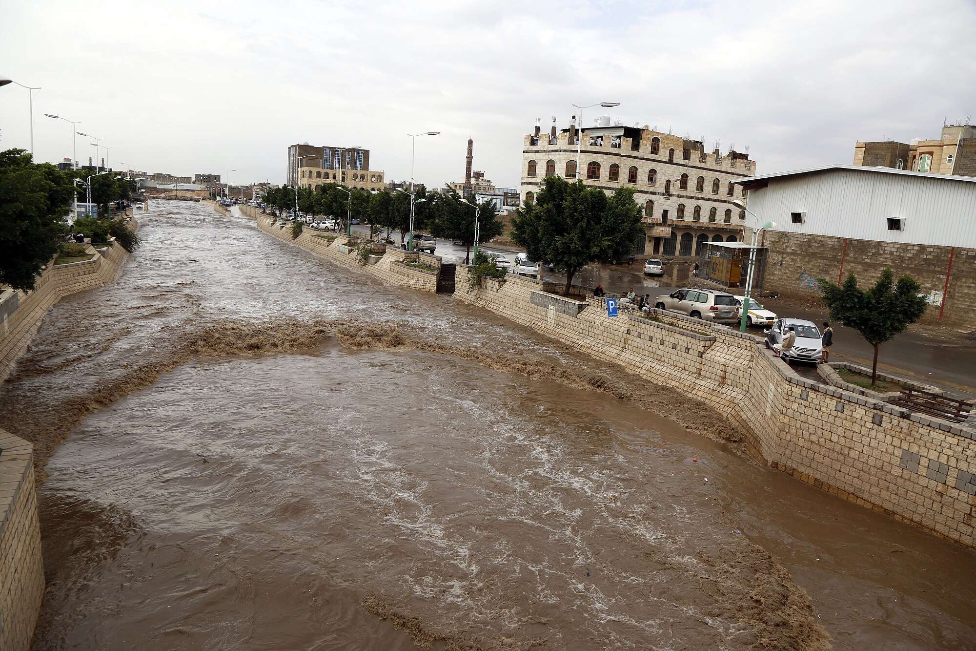 مركز الأرصاد يتوقع استمرار هطول الأمطار ويحذر المواطنين من تدفق السيول