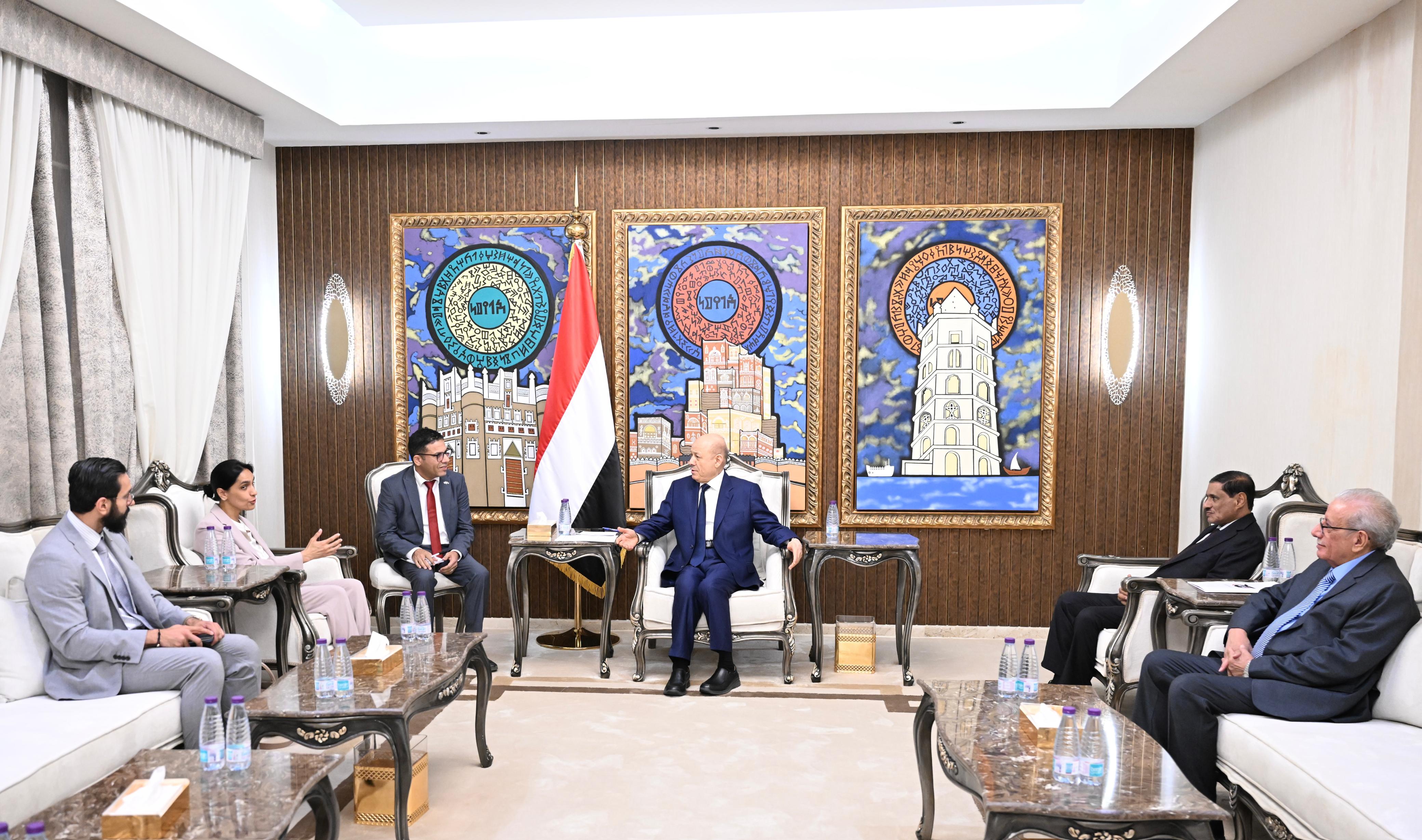 الرئيس العليمي يبحث مع السفيرة البريطانية مستجدات الأوضاع والإصلاحات الاقتصادية في اليمن