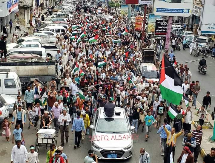 مسيرة تضامنية مع غزة في تعز تلبية لدعوة الأحزاب بالمدينة
