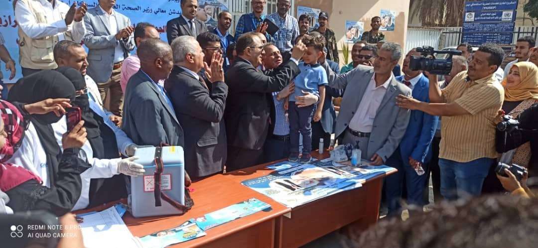 بدء عمليات التلقيح ضد شلل الأطفال في 12 محافظة فيما البقية يمنع الحوثيون اللقاحات 
