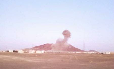 الحوثيون يستهدفون مخيمًا للنازحين بمارب