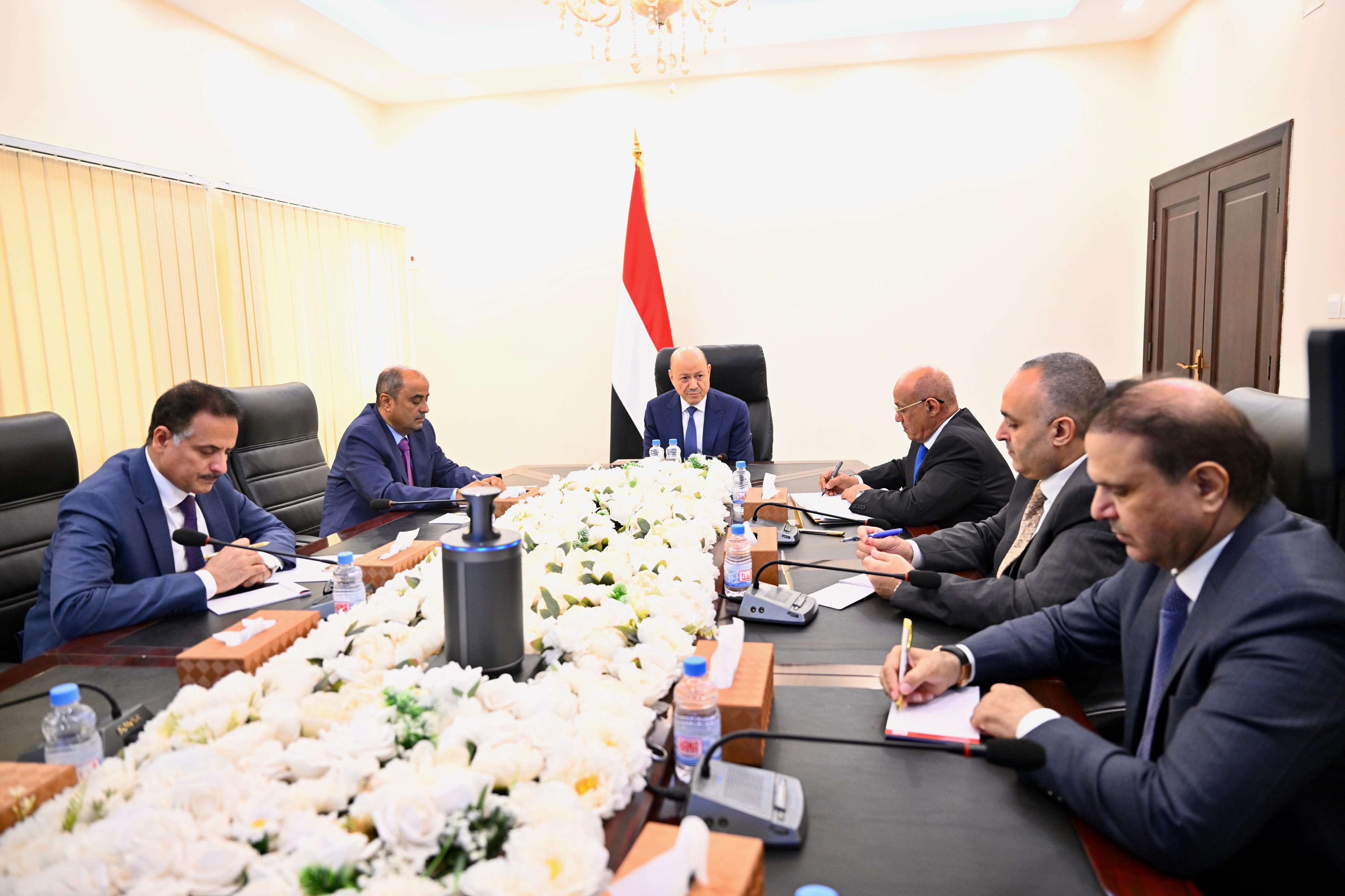 الرئيس العليمي يناقش مع الحكومة والبنك المركزي سبل مواجهة التحديات الاقتصادية