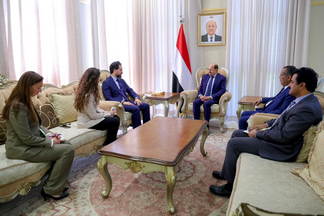 رئيس الوزراء يبحث مع القائم بأعمال السفير الأميركي وسفير روسيا تعزيز التعاون الثنائي