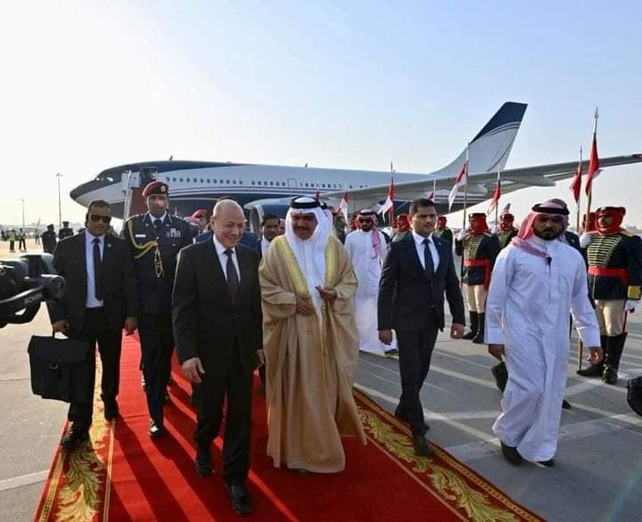 رئيس مجلس القيادة يصل المنامة قادمًا من الكويت