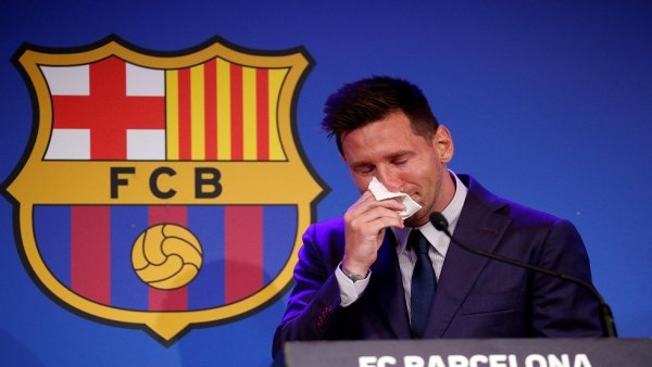 نجم برشلونة يجهش بالبكاء قبيل إعلان رحيله النهائي عن النادي