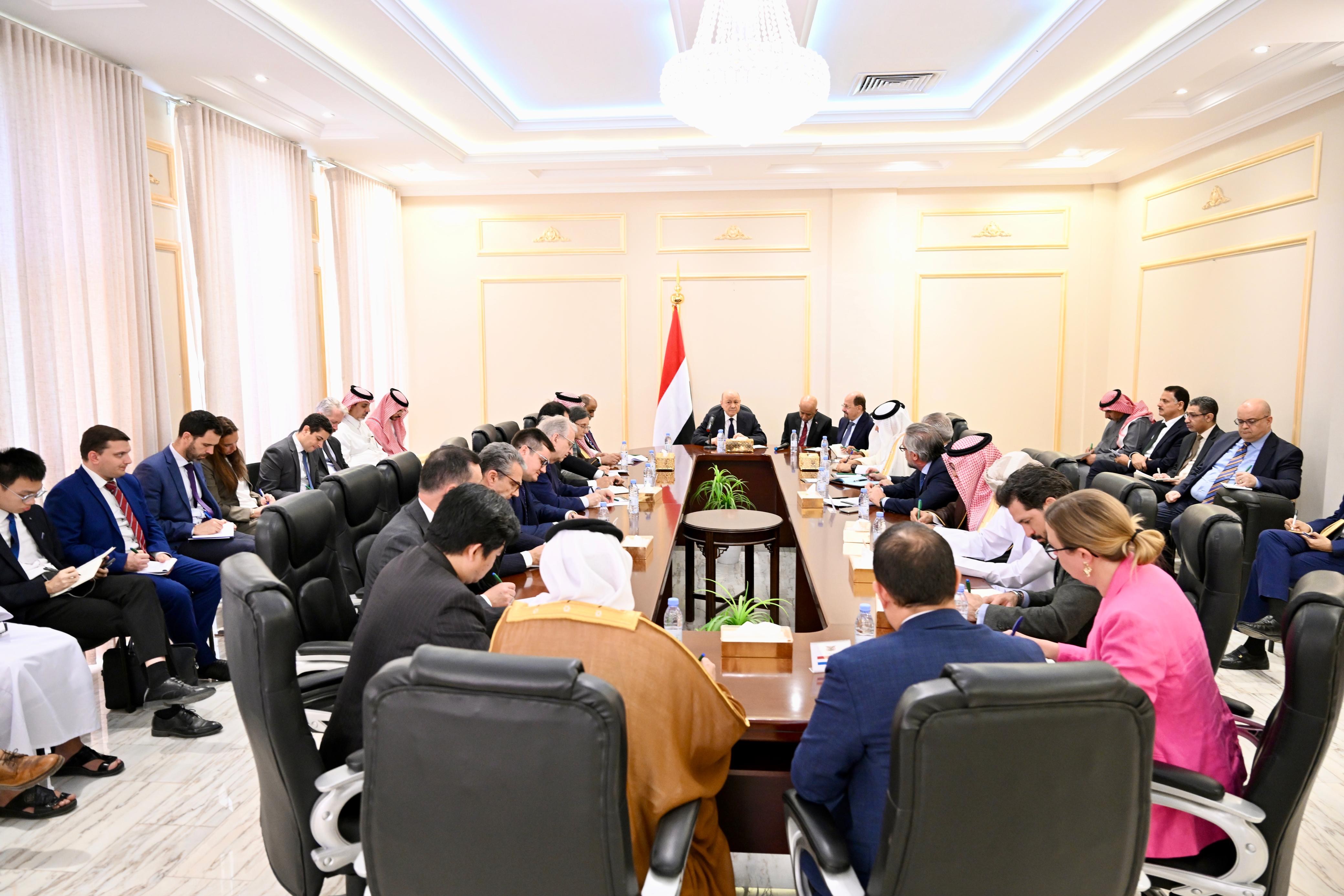 العليمي يفجر ملف المحافظات الشرقية أمام رعاة العملية السياسية: لا دولة مع سلطات موازية ولا استقرار مع الفوضى