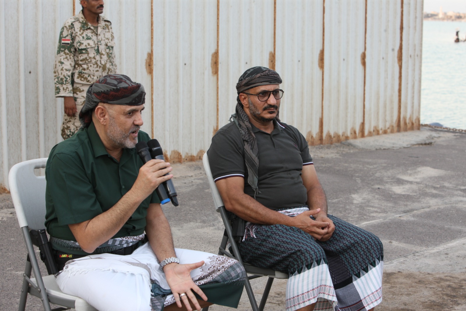 أول لقاء يجمع بين محافظ تعز وطارق صالح منذ مغادرة الأخير صنعاء