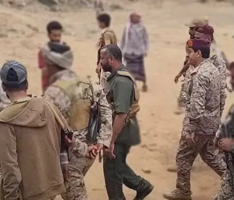 وزير الدفاع يتفقد جبهات الضالع ويشيد ببطولات القوات المسلحة