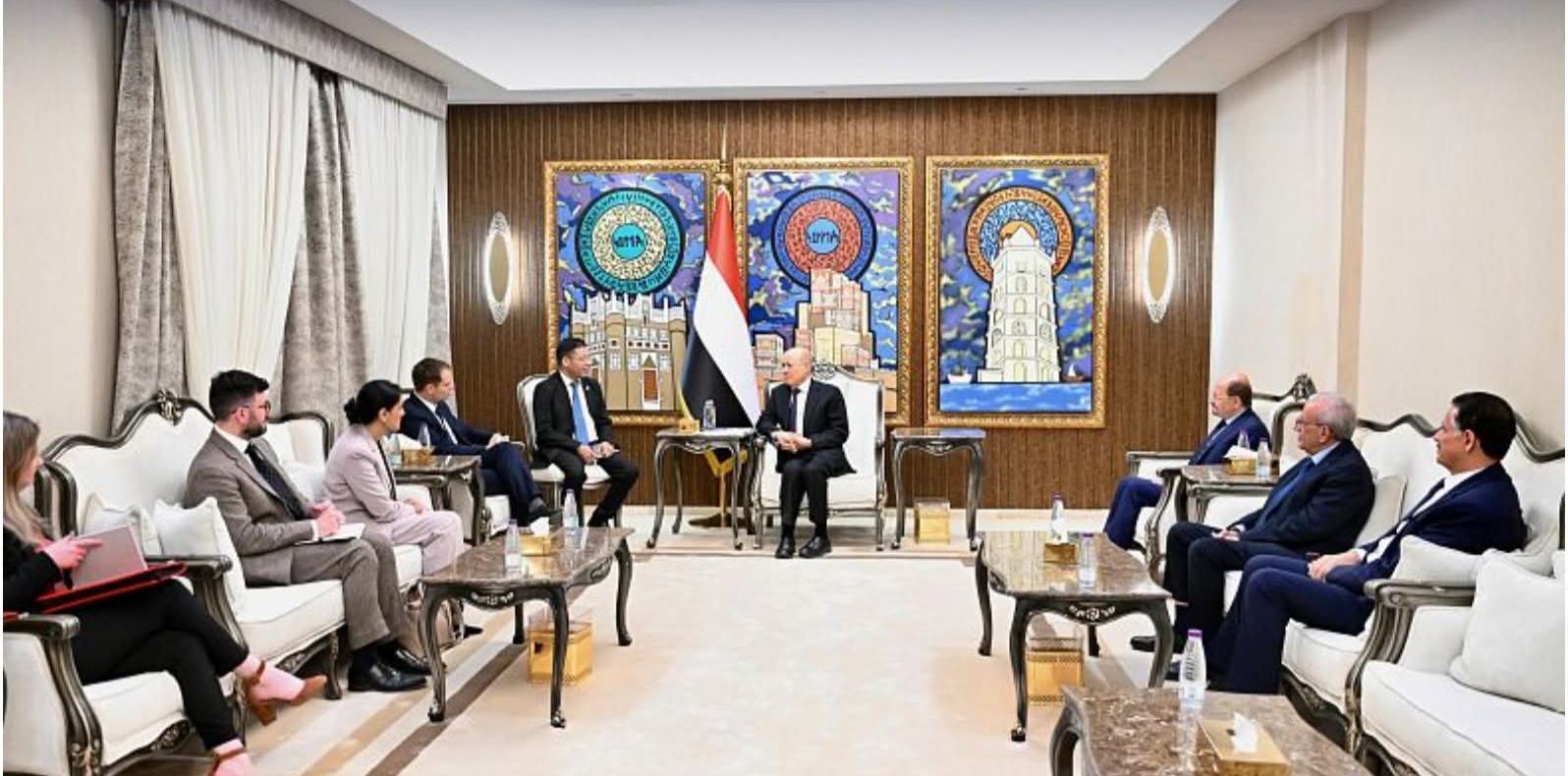 رئيس مجلس القيادة الرئاسي يبحث مع وزير الدولة البريطاني دعم الاستقرار في اليمن