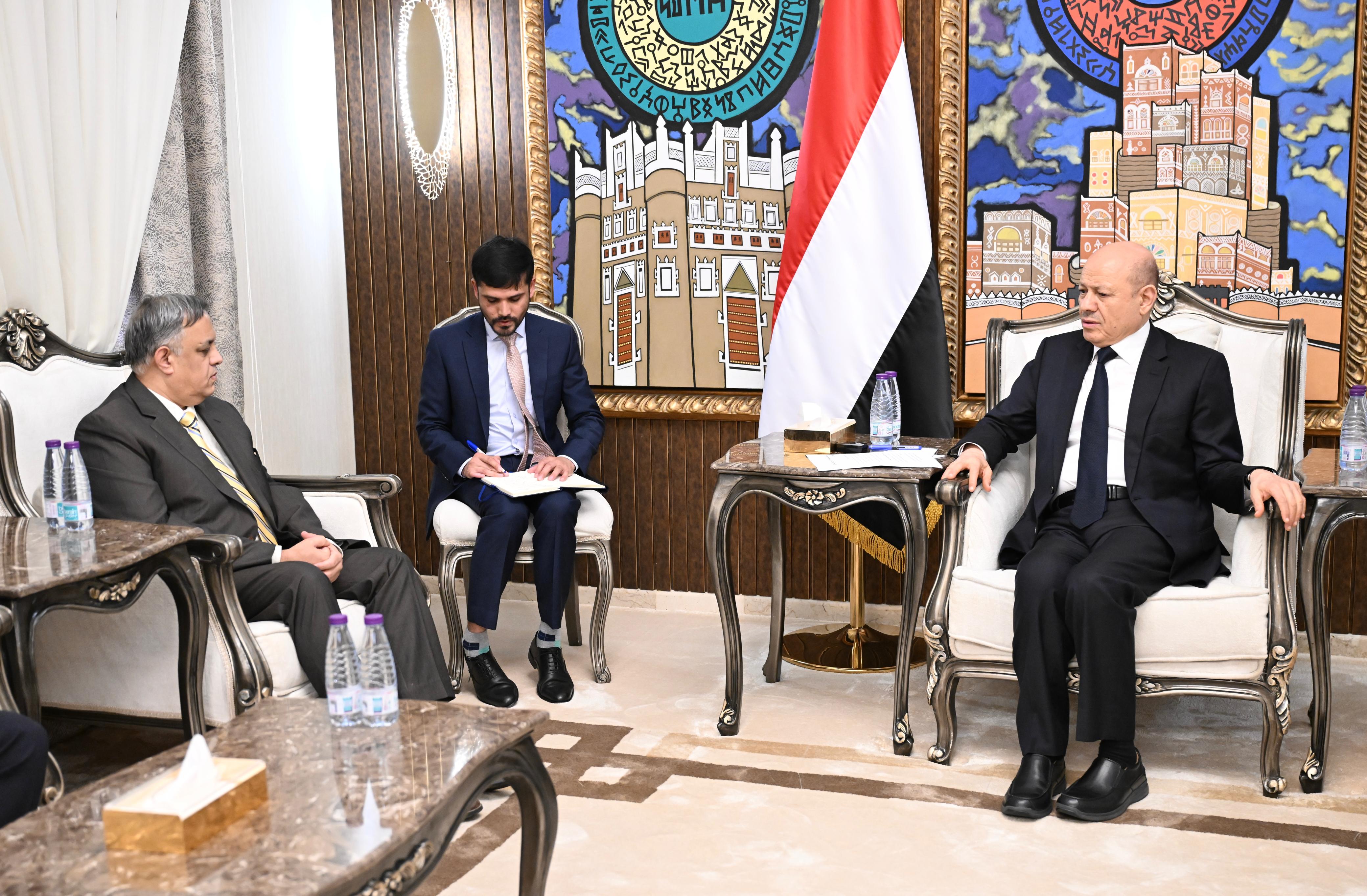 العليمي يبحث مع سفيري الهند وكوريا تعزيز التعاون الثنائي ودعم الاقتصاد والأمن الملاحي