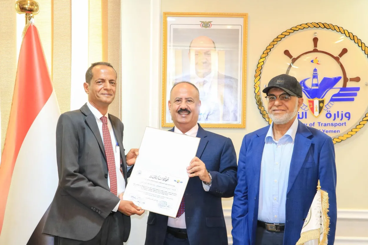 وزير النقل يكلف مدير مطار الريان السابق بإدارة مطار مأرب الدولي بعد تكريمه