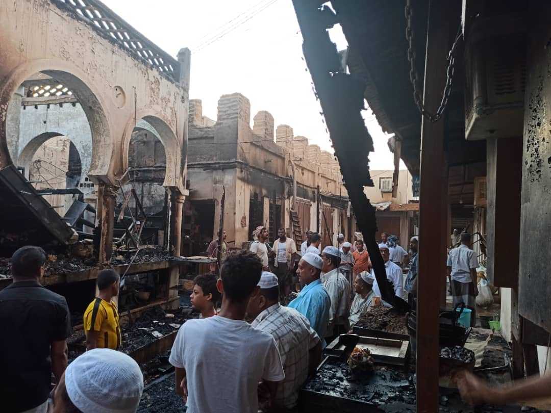 سكان يخمدون حريقًا شبّ بسوق شعبي شرقي اليمن