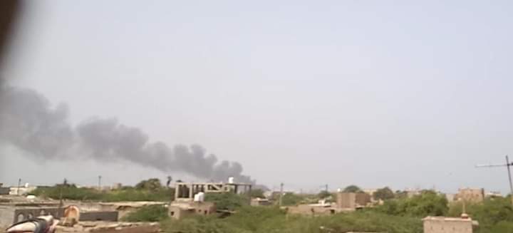 تصاعد أدخنة بميناء المخاء بعد استهدافه من الحوثيين