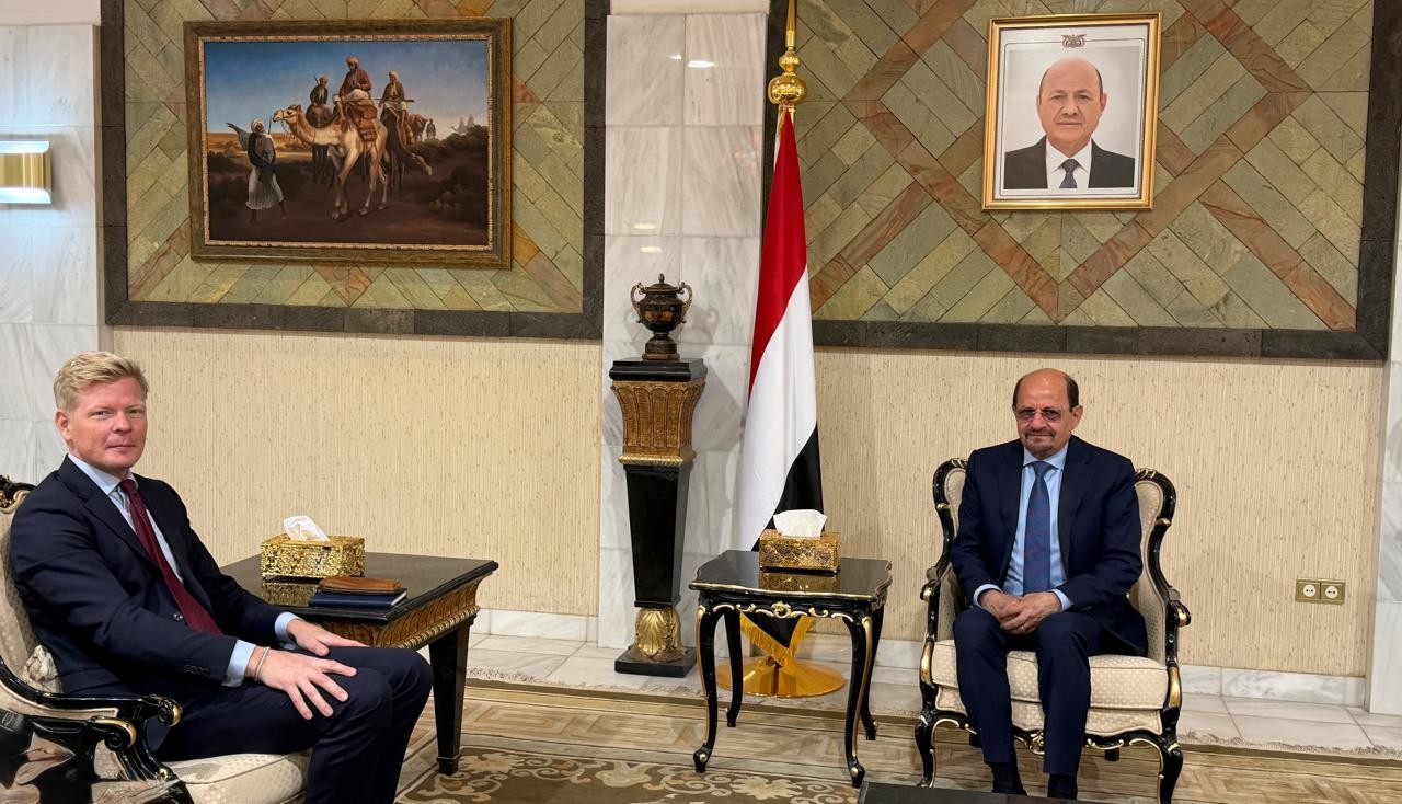 وزير الخارجية اليمني يلتقي المبعوث الأممي لمناقشة جهود إنهاء الحرب وتحقيق السلام