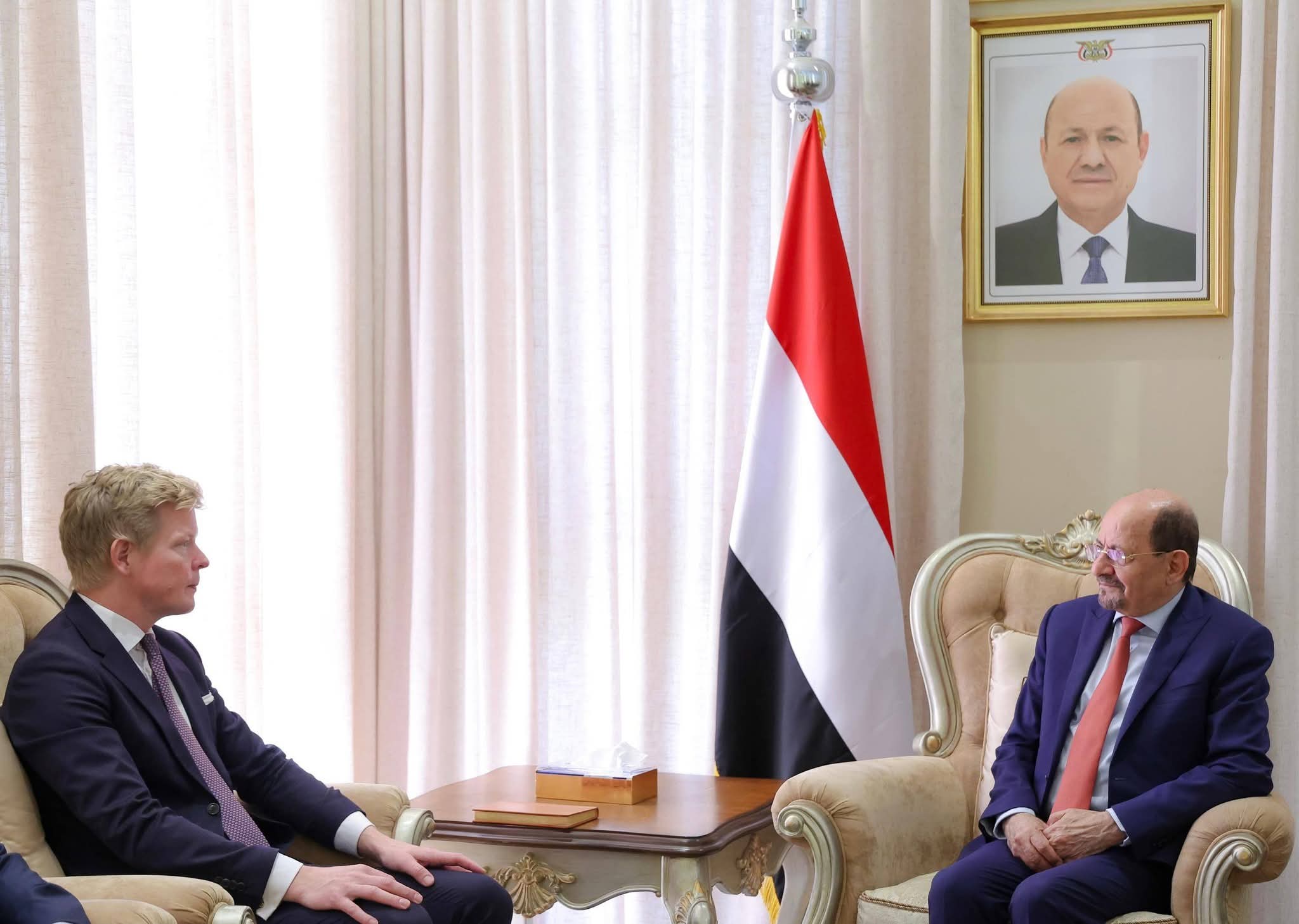 رئيس الوزراء يؤكد للمبعوث الأممي تمسك الحكومة بالسلام ويدعو لدور أممي أكثر فاعلية