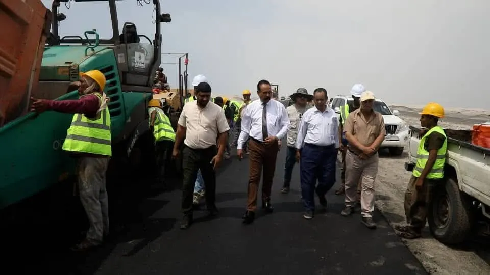 الأشغال تتفقد تقدم أعمال تأهيل الطريق الدولي العلم – دوفس في أبين
