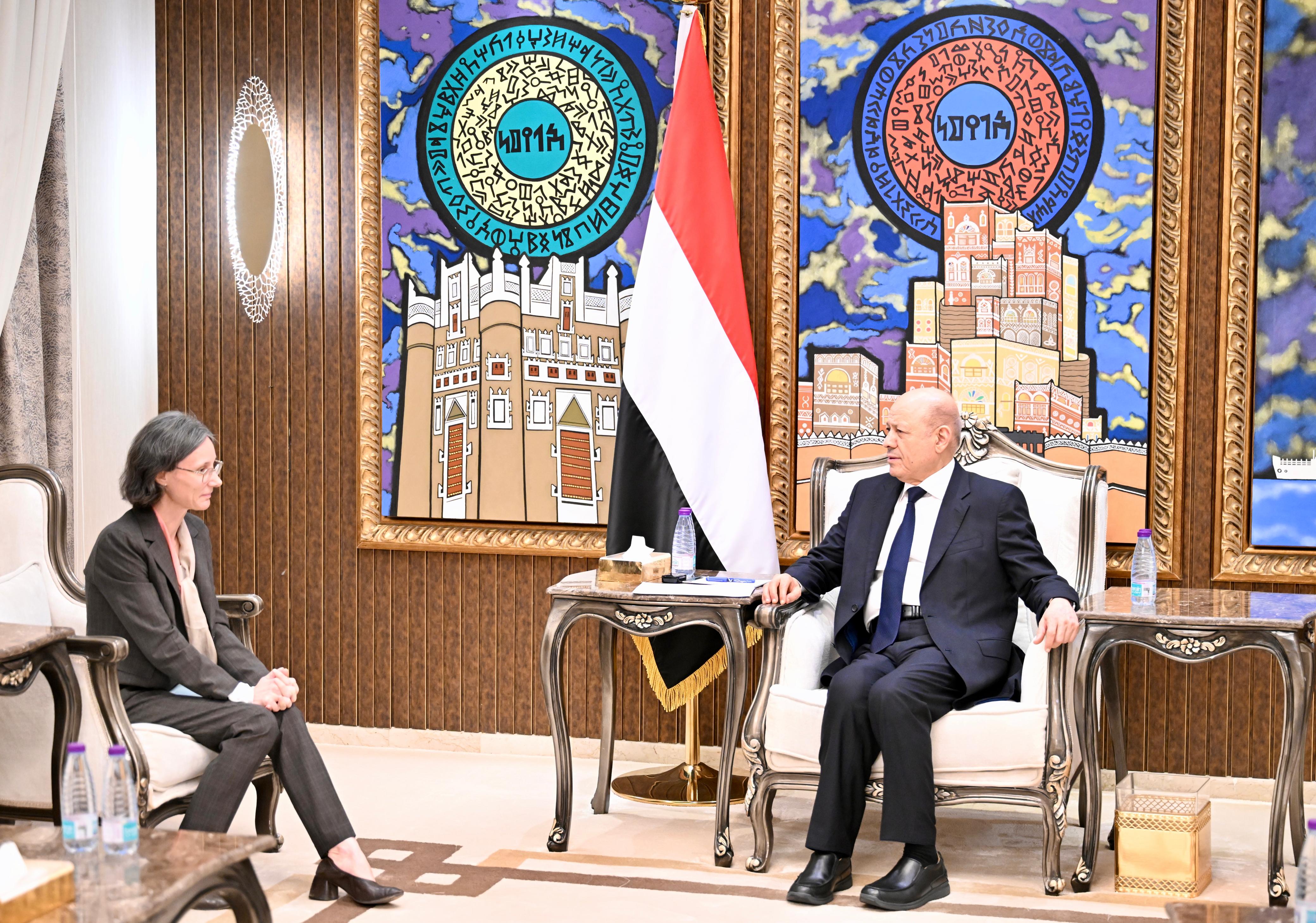 العليمي ي يشيد بالدعم السعودي ويبشر بصرف الرواتب قريبا