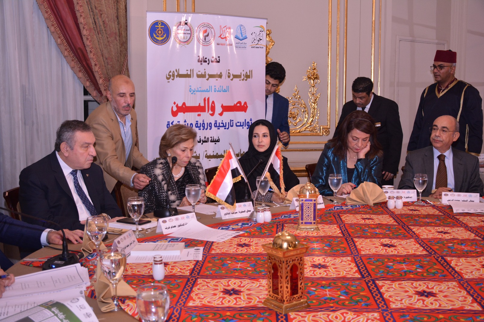 الدبلوماسية اليمنية بشرى الإرياني تكرم بدرع الإخوة المصري اليمني من كبار الشخصيات المصرية
