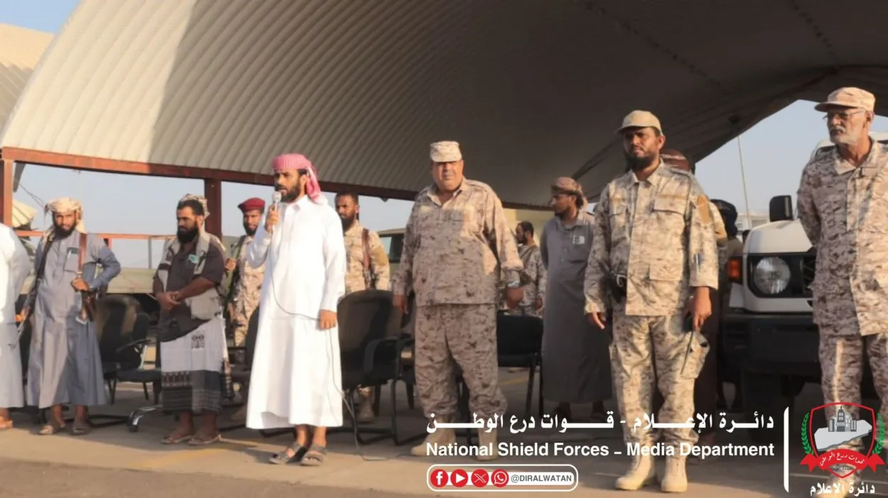 قائد الفرقة الأولى بـدرع الوطن يتفقد جاهزية اللواء الخامس في قاعدة العند ويؤكد دعم رفع الكفاءة القتالية