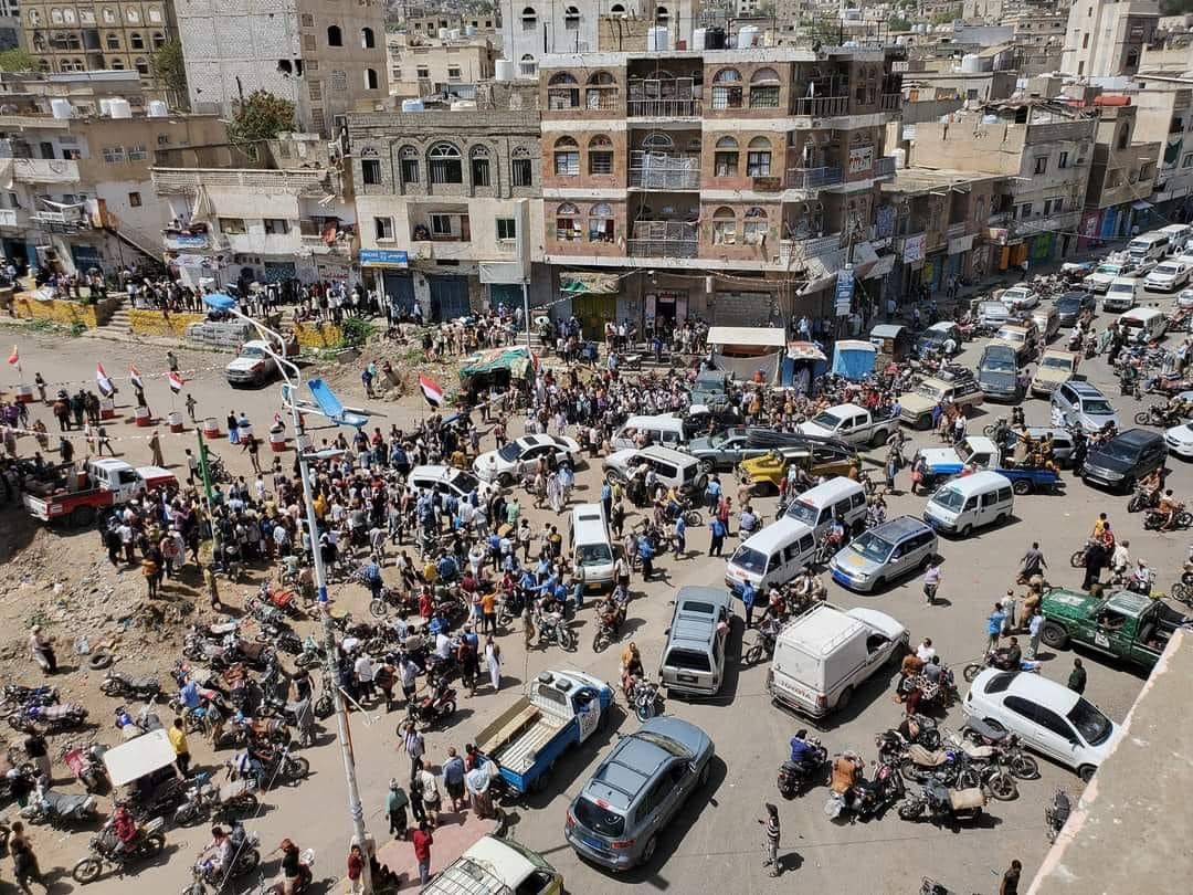 فتح طريق الحوبان ومرور مركبات مواطنين من وإلى المدينة المحاصرة وسط ترحيب شعبي واسع