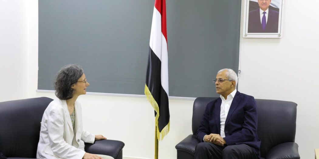 نائب وزير الخارجية يلتقي السفيرة الفرنسية ومدير مكتب الصليب الأحمر
