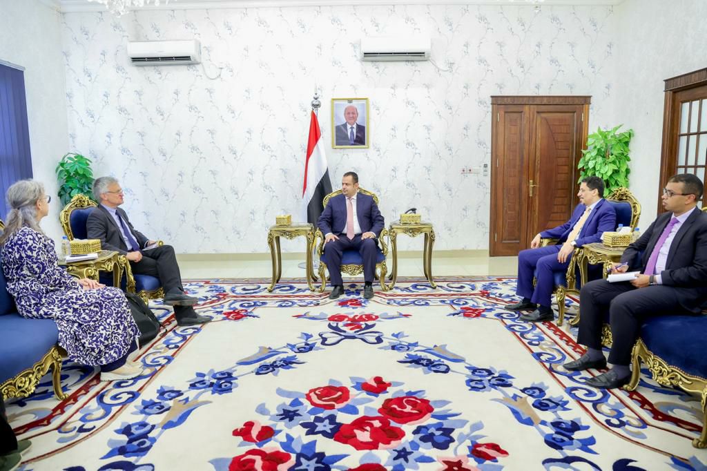 رئيس الحكومة يودع دبلوماسي سويدي لدى اليمن