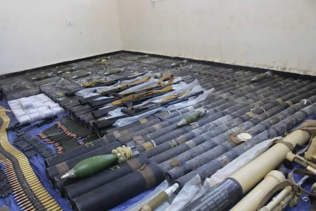 ضبط أسلحة وقذائف منهوبة من معسكر مطار الريان في عملية أمنية بساحل حضرموت