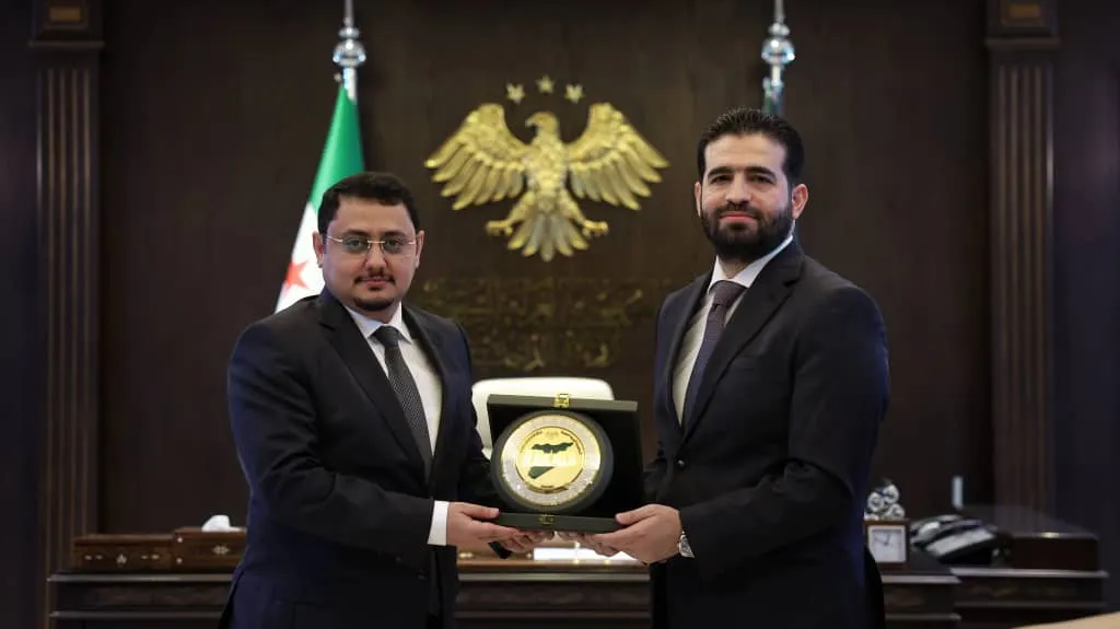 بعكر يبحث مع وزير الداخلية السوري تعزيز التعاون الأمني وتسهيل معاملات اليمنيين