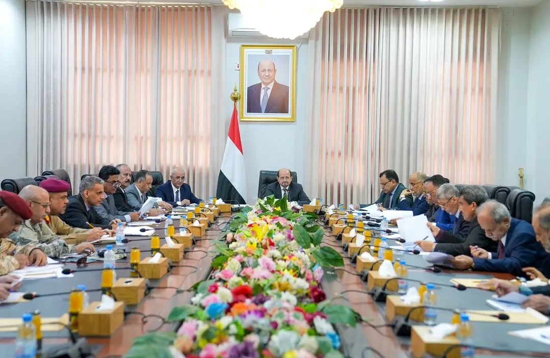 رئيس الوزراء يوجه بتشديد الرقابة على المنافذ وتجفيف مصادر تمويل وتسليح مليشيا الحوثي