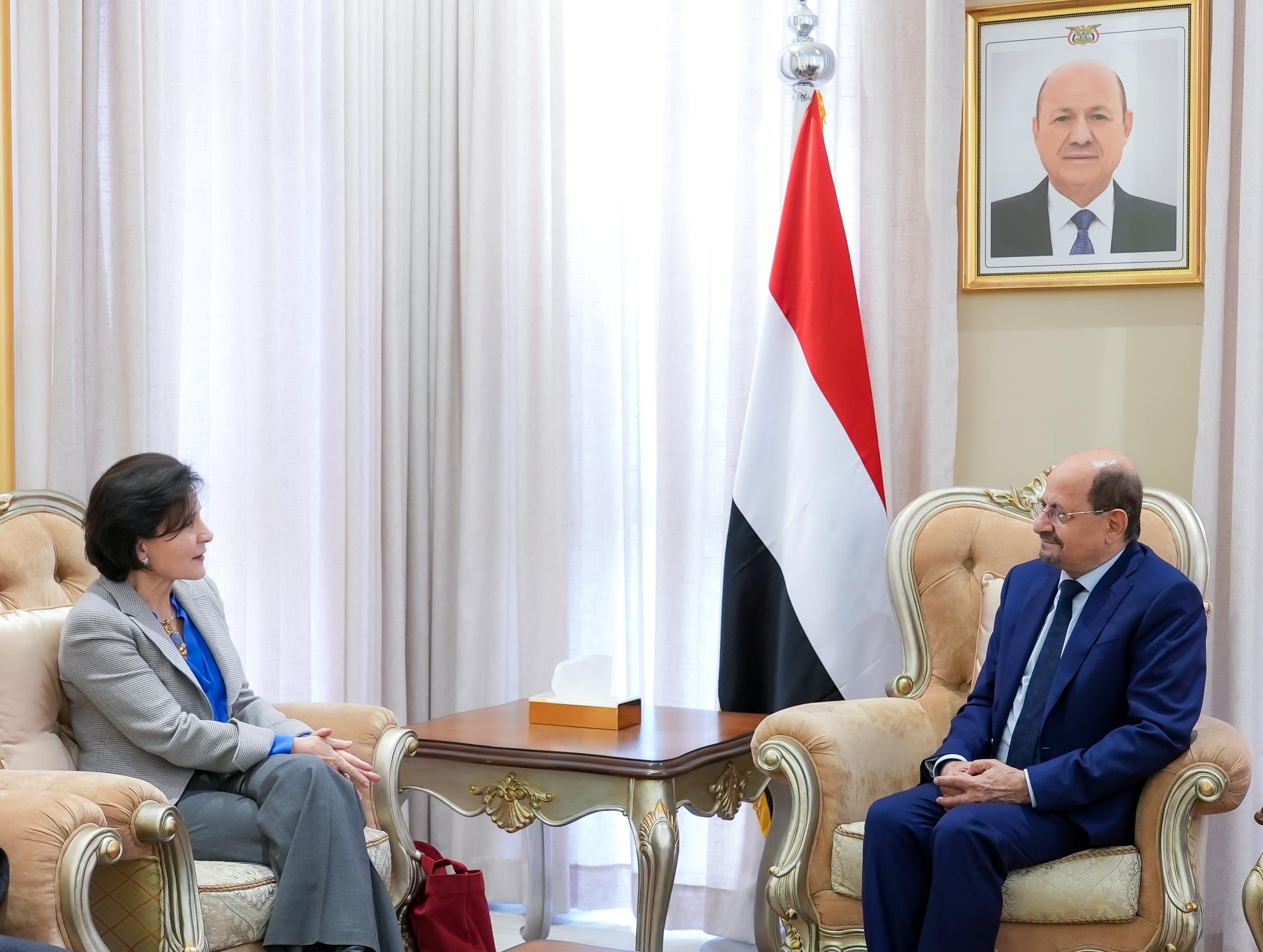 رئيس الوزراء الدكتور شائع الزنداني يستقبل وفداً إيطالياً ويبحث تعزيز التعاون ودعم مسار الاستقرار