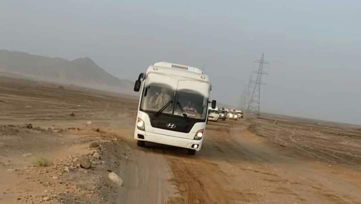 صور أولية لموكب متجه بأسرى الحوثيين إلى مطار تدوين ومنه إلى صنعاء