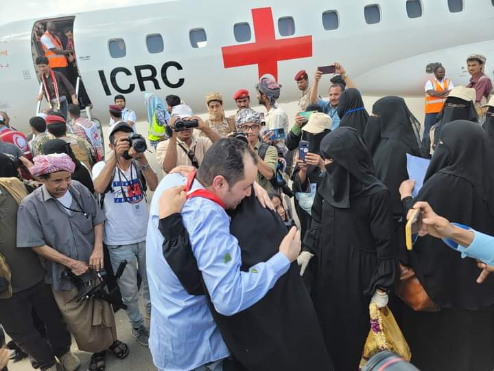 الصحفي توفيق المنصور يحتضن أمة بمطار تداوين في مارب