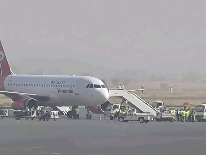 هبوط أول طائرة في مطار صنعاء بعد توقف من 6 سنوات
