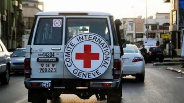 مسلحون يقتادون سيارة للصليب الأحمر إلى جهة غير معلومة بلحج