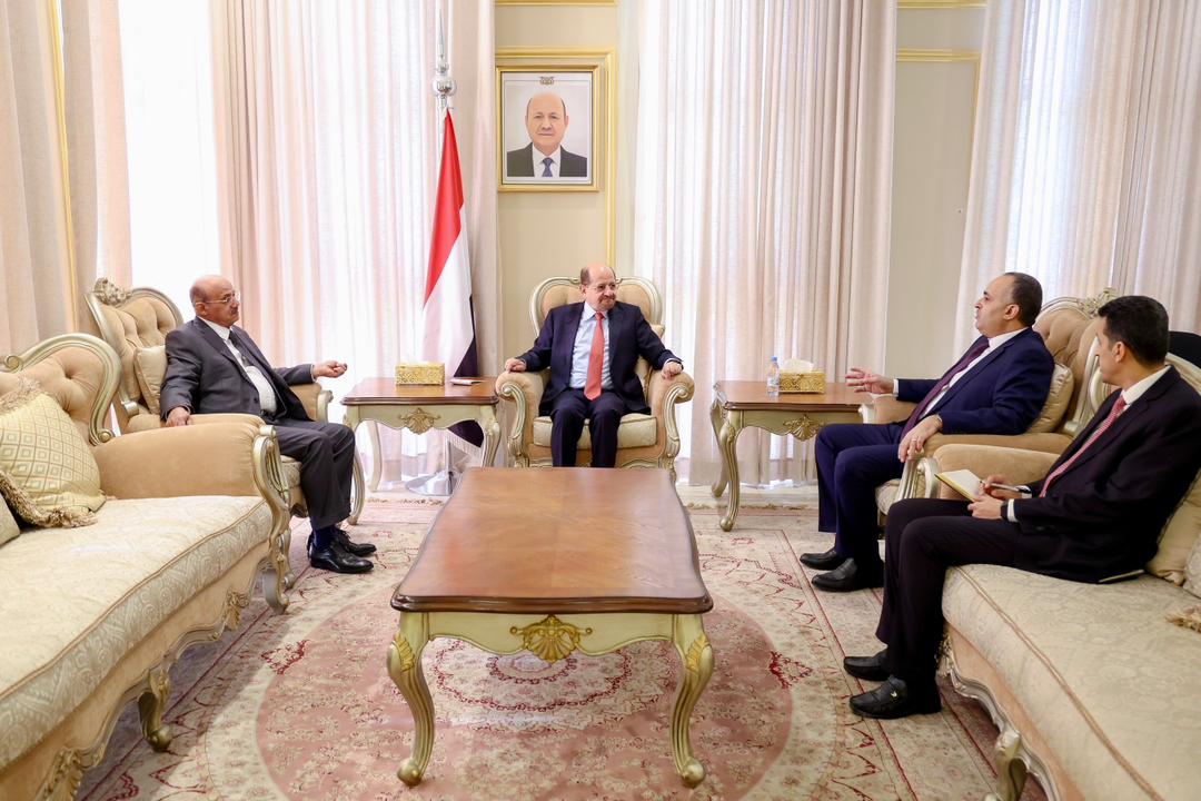 رئيس الوزراء الدكتور الزنداني يوجّه بتسريع صرف الرواتب المتأخرة للموظفين والمتقاعدين والشهداء والجرحى