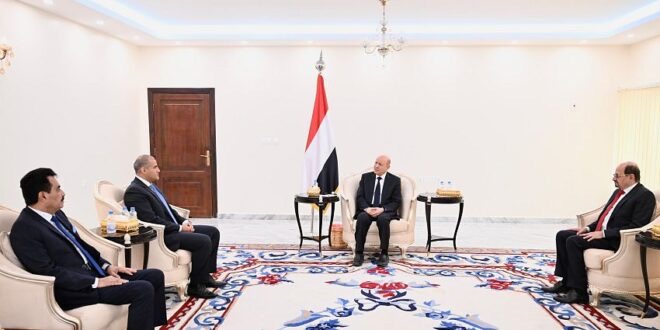 رئيس مجلس القيادة ووزير الخارجية يشهدان أداء اليمين لسفيري اليمن لدى التشيك وإندونيسيا