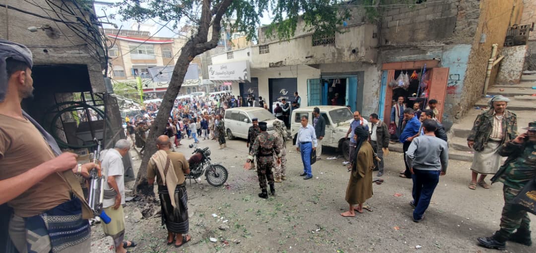 انفجار أمام مقر الإصلاح بتعز يسفر استشهاد قيادي في الحزب وسقوط  وجرحى بينهم أطفال