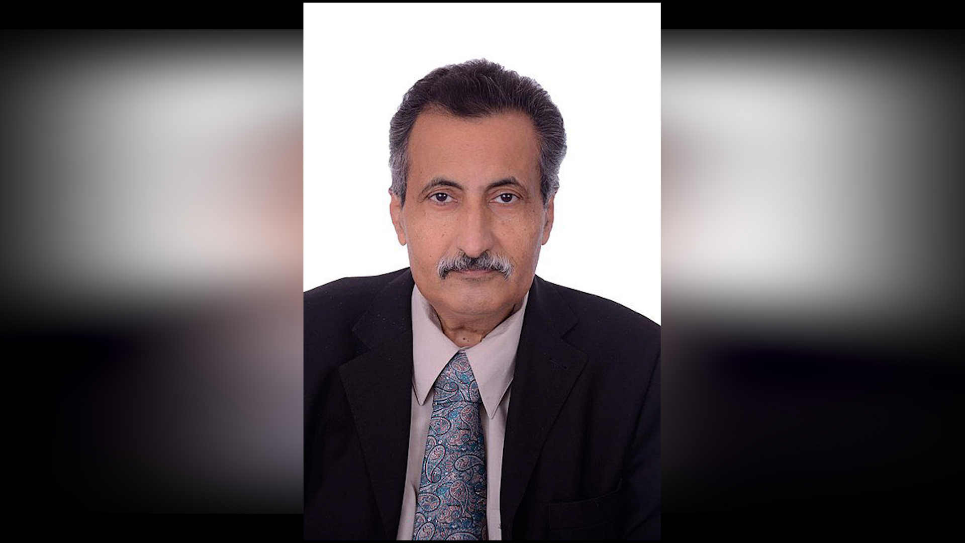 وفاة الدبلوماسي والكاتب اليمني عبدالوهاب نجل العلامة محمد بن إسماعيل العمراني