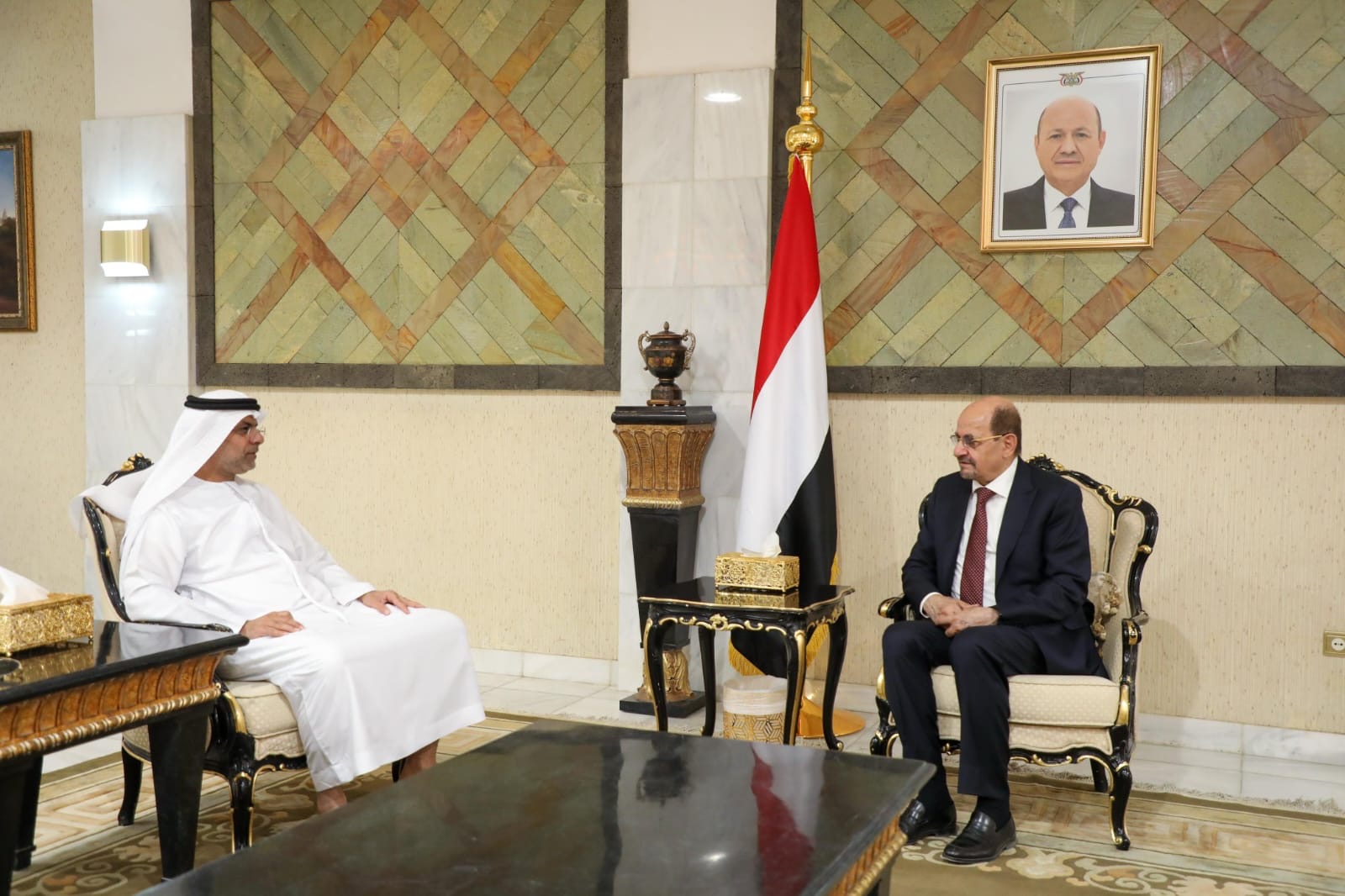 الزنداني يبحث مع السفير الإماراتي تعزيز العلاقات الثنائية وتنسيق المواقف المشتركة