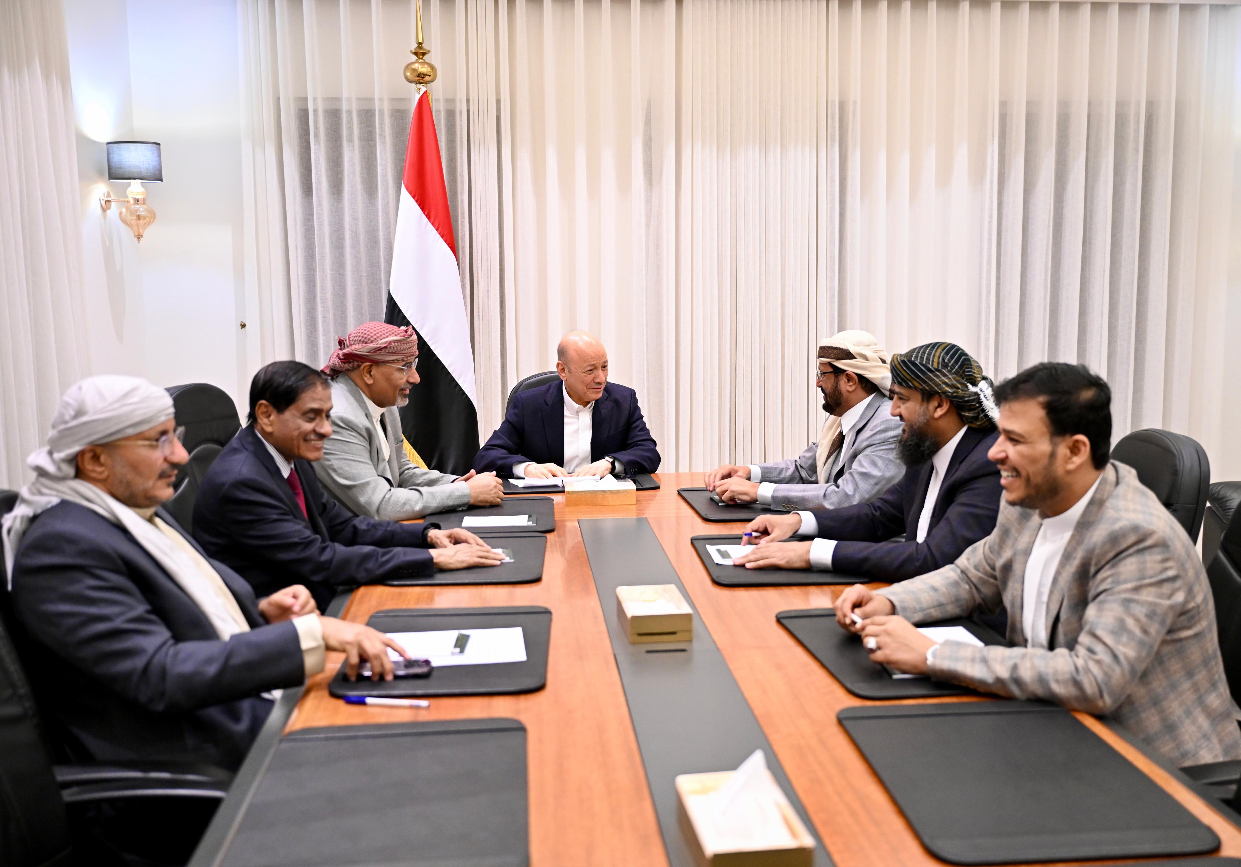 التوتر داخل مجلس القيادة الرئاسي.. بين التماسك المعلن والانقسامات المكتومة