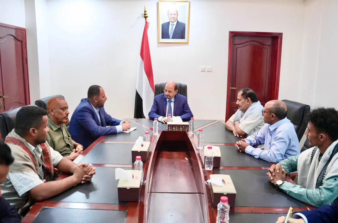 رئيس الوزراء الدكتور شائع الزنداني يؤكد دعم القوات الحكومية في الوازعية وتعزيز الاستجابة للنازحين