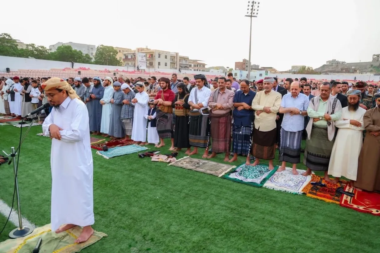 رئيس الوزراء الدكتور شائع الزنداني يؤدي صلاة عيد الفطر في عدن ويؤكد المضي نحو استعادة مؤسسات الدولة