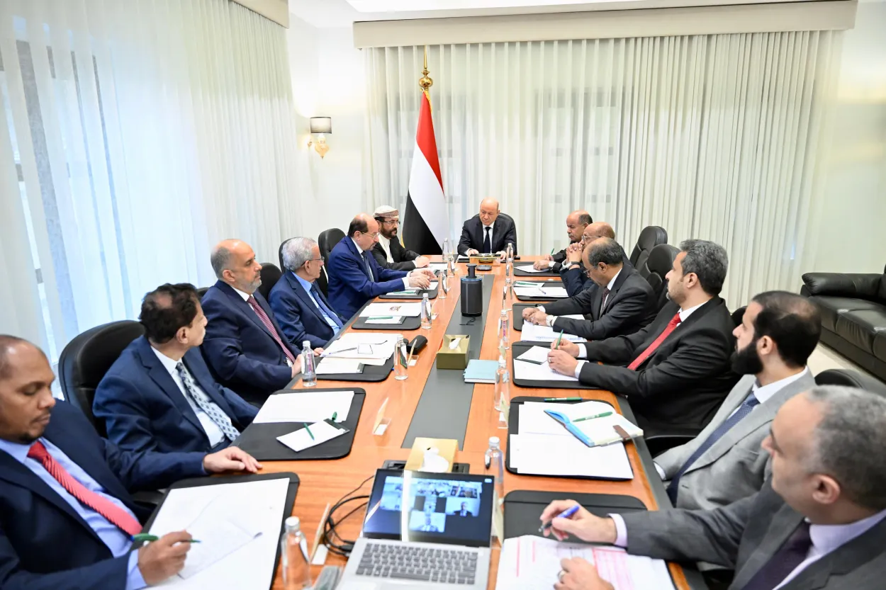 الرئيس العليمي ورئيس الوزراء ايترأسان اجتماعا حكوميا موسعا مع المحافظين لتعزيز الإصلاحات وتحسين الخدمات وترسيخ